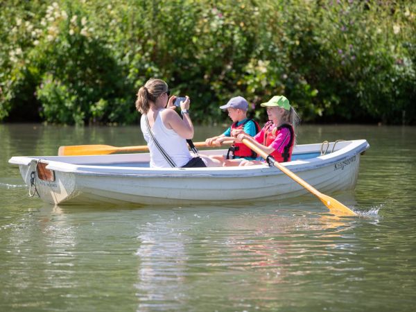 Cotswold Canoe Hire | Canoeing & Kayaking in Lechlade